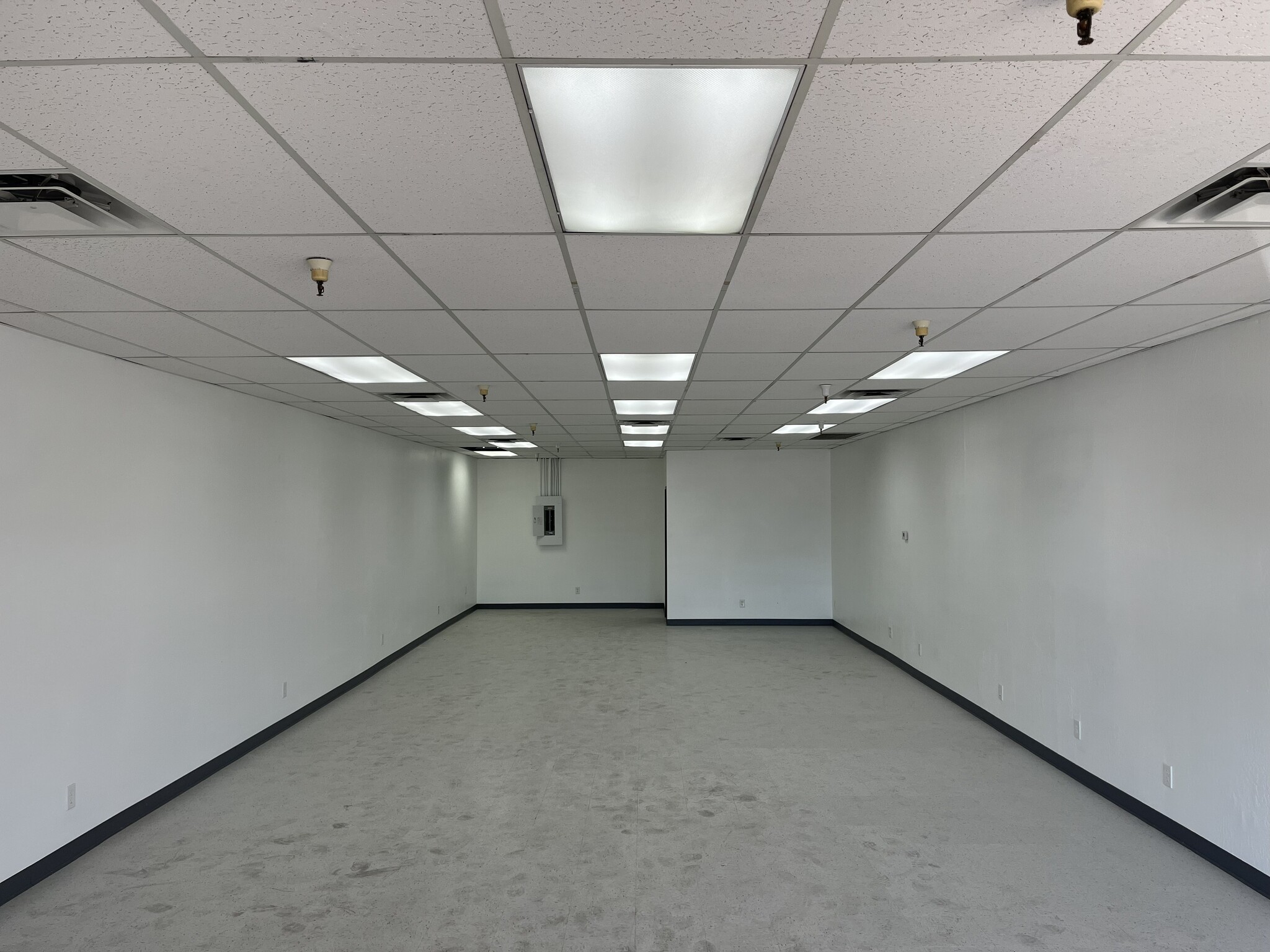 13804-13816 N 51st Ave, Glendale, AZ for lease Interior Photo- Image 1 of 4