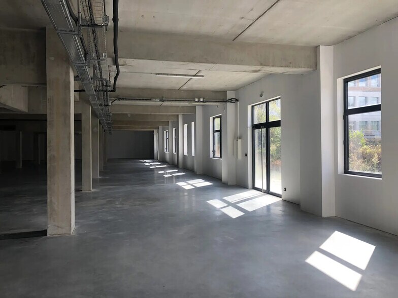 Flex in Dardilly for lease - Interior Photo - Image 2 of 7