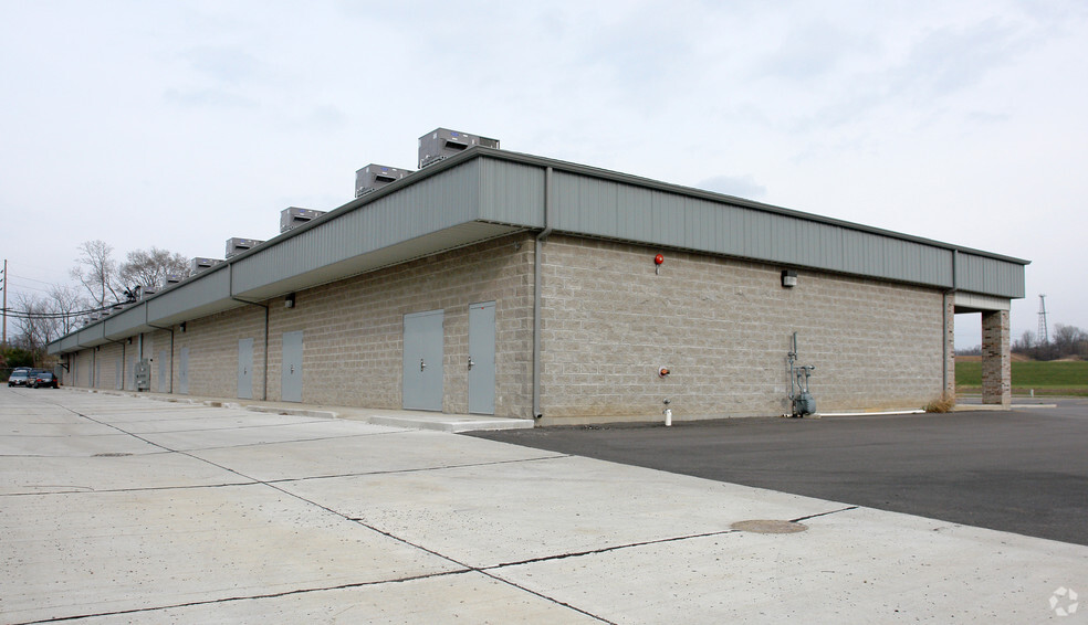 300-322 Wesley Dr, Wood River, IL for lease - Building Photo - Image 3 of 3