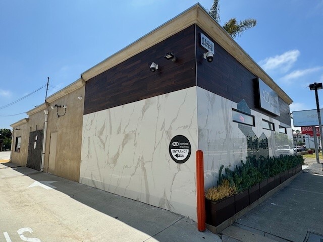 1990 Harbor Blvd, Costa Mesa, CA for sale - Primary Photo - Image 2 of 10