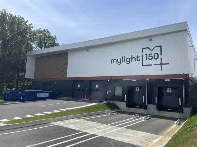 Flex in Sautron for lease - Building Photo - Image 1 of 12