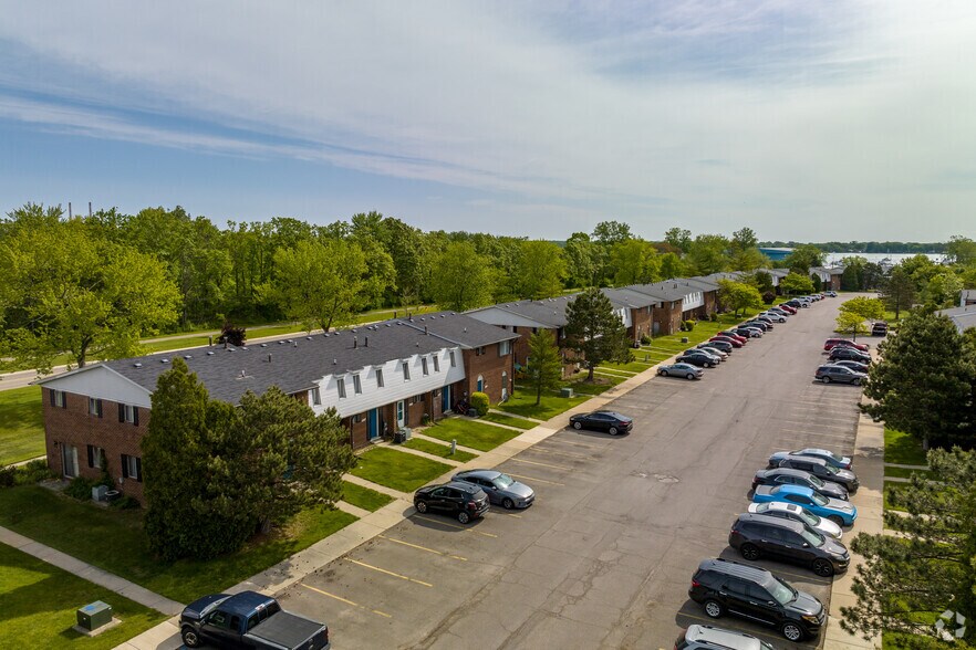 14221 Park St, Gibraltar, MI 48173 Riverside Townhomes