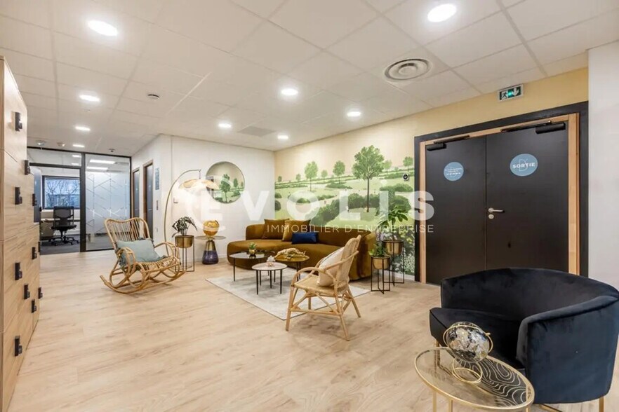 Office in Élancourt for lease - Lobby - Image 2 of 12