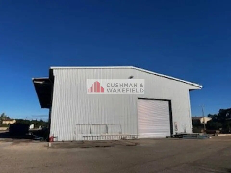 Flex in Remoulins for lease Building Photo- Image 1 of 4