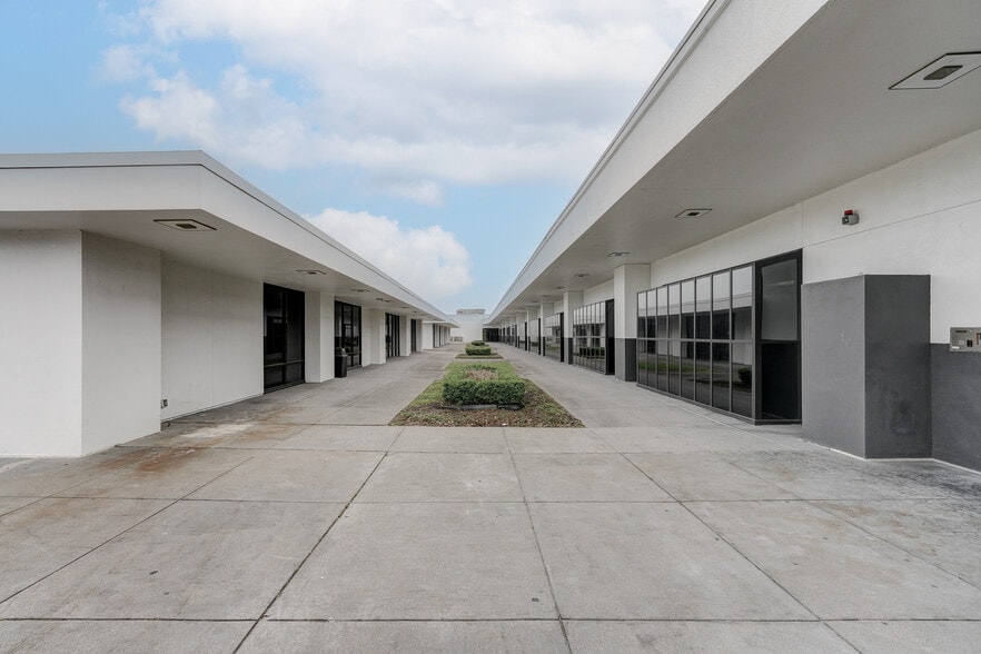 5330 Griggs Rd, Houston, TX for lease - Building Photo - Image 3 of 8