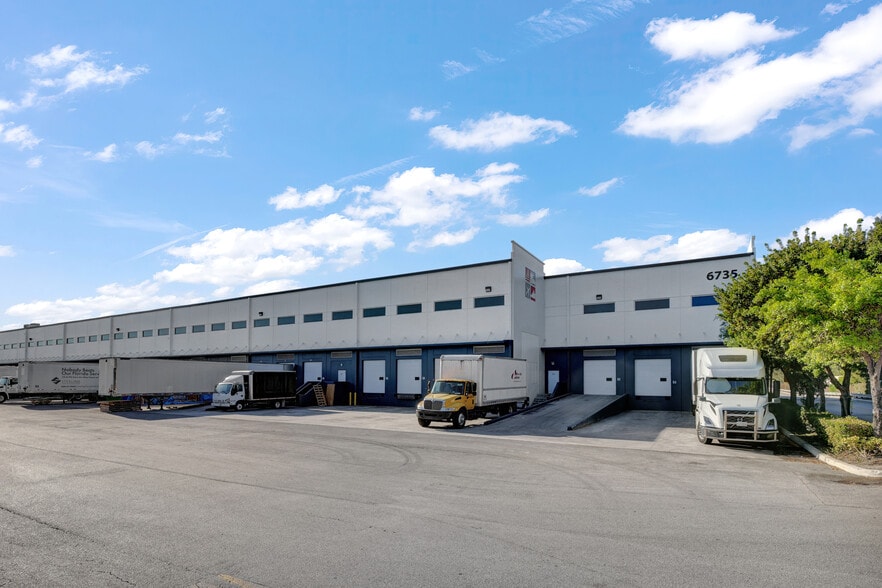 6735 NW 36th St, Miami, FL for lease - Building Photo - Image 3 of 4