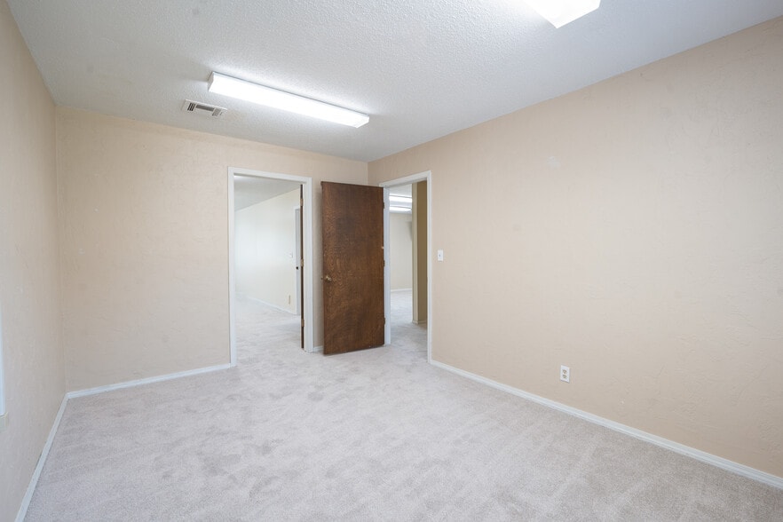 4401 N Meridian Ave, Oklahoma City, OK for sale - Interior Photo - Image 2 of 16