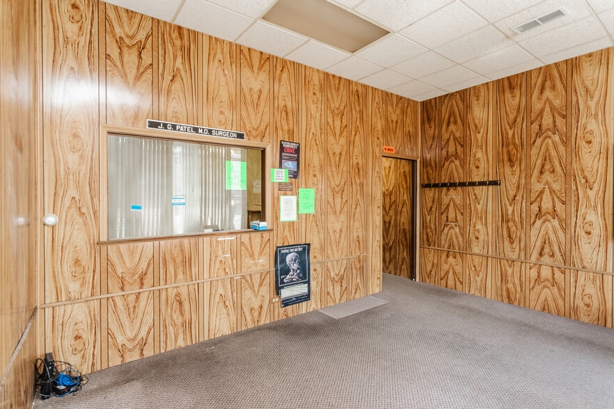 6830 Cermak Rd, Berwyn, IL for lease - Interior Photo - Image 2 of 10
