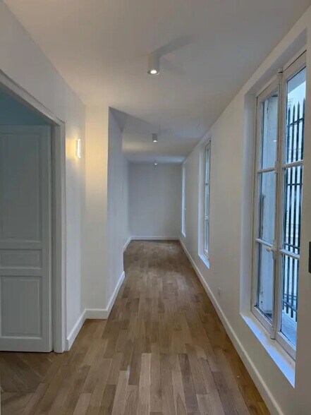 Office in Paris for lease - Interior Photo - Image 2 of 6