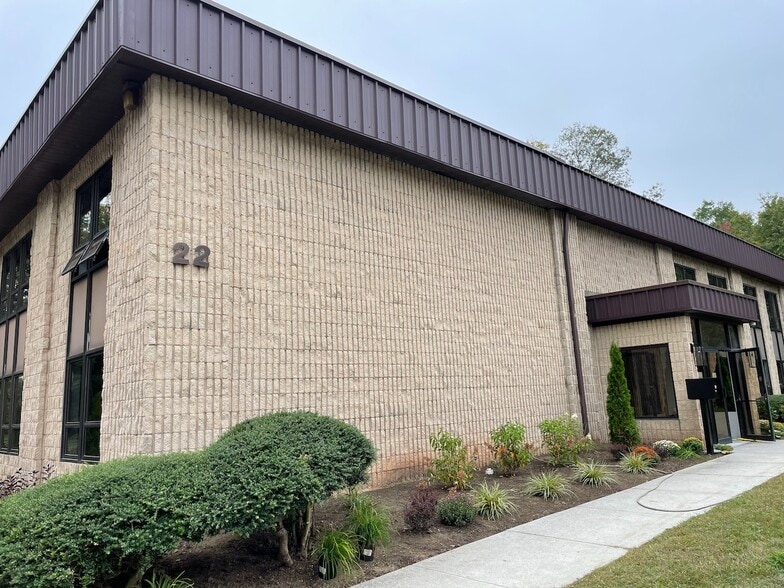 22 Commerce Rd, Newtown, CT for lease - Building Photo - Image 1 of 21