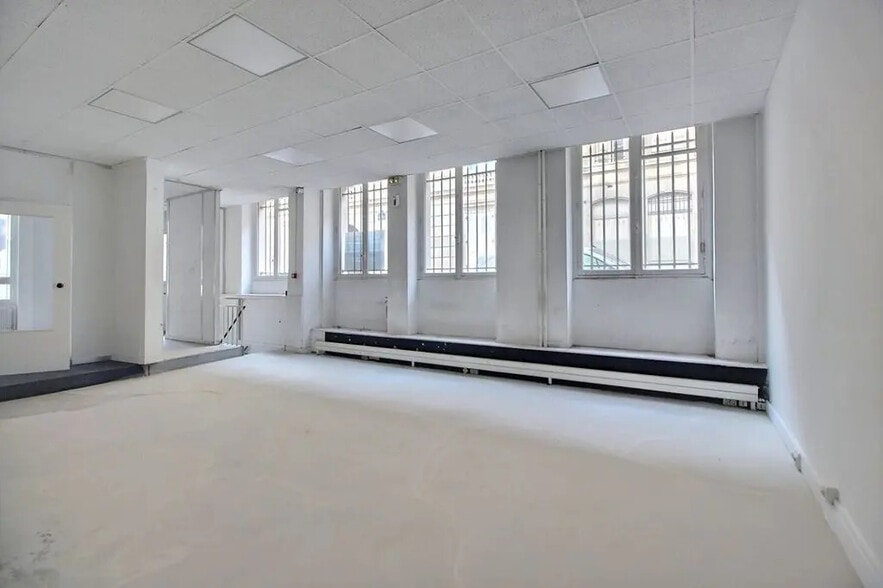 28 Rue D'Aumale, Paris for lease - Building Photo - Image 1 of 4