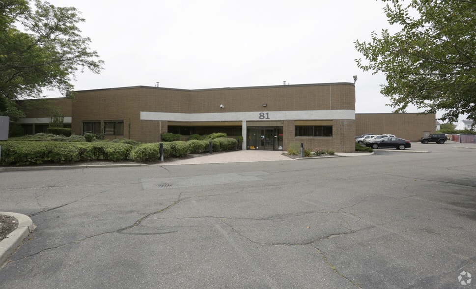 81 Executive Blvd, Farmingdale, NY for lease - Primary Photo - Image 2 of 4