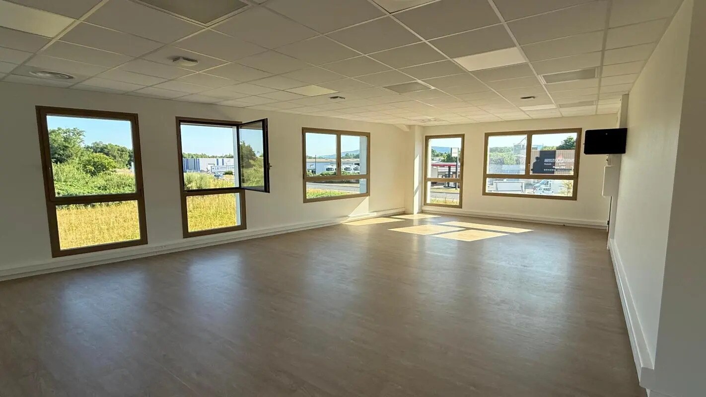 Flex in Tossiat for lease Interior Photo- Image 1 of 9