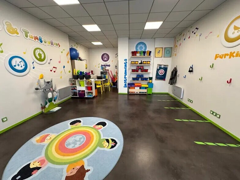 Retail in Lyon for lease - Interior Photo - Image 2 of 3