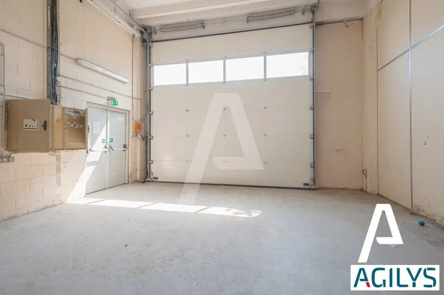 Flex in Villebon-sur-Yvette for lease - Interior Photo - Image 3 of 6