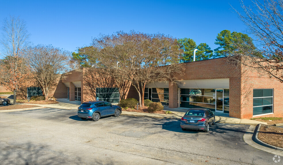 617 Hutton St, Raleigh, NC for lease - Building Photo - Image 1 of 12