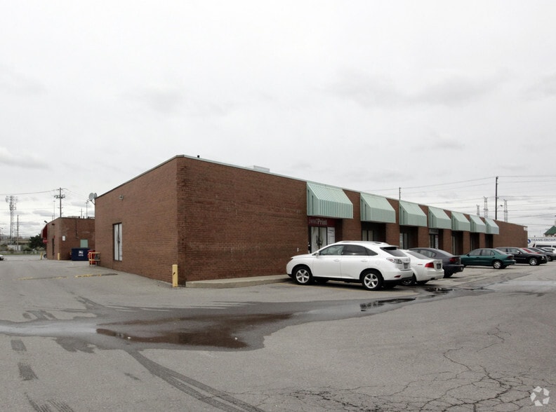 525-529 Norfinch Dr, Toronto, ON for lease - Building Photo - Image 2 of 2