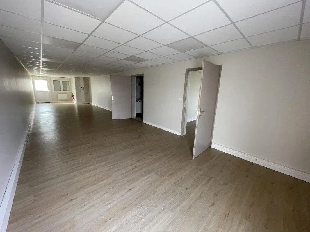 Office in Évreux for lease Interior Photo- Image 1 of 4