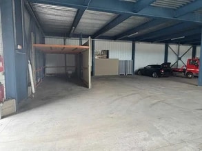 Flex in L'Étrat for lease Building Photo- Image 2 of 4