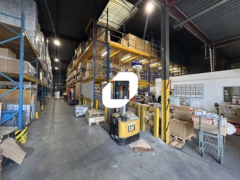 Flex in Saint-Denis for lease - Building Photo - Image 3 of 11