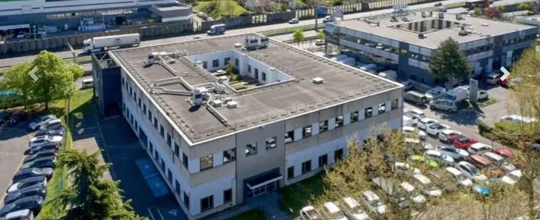 Flex in Nanterre for lease Building Photo- Image 1 of 6