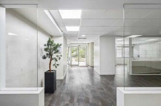 Office in Paris for lease Interior Photo- Image 1 of 13