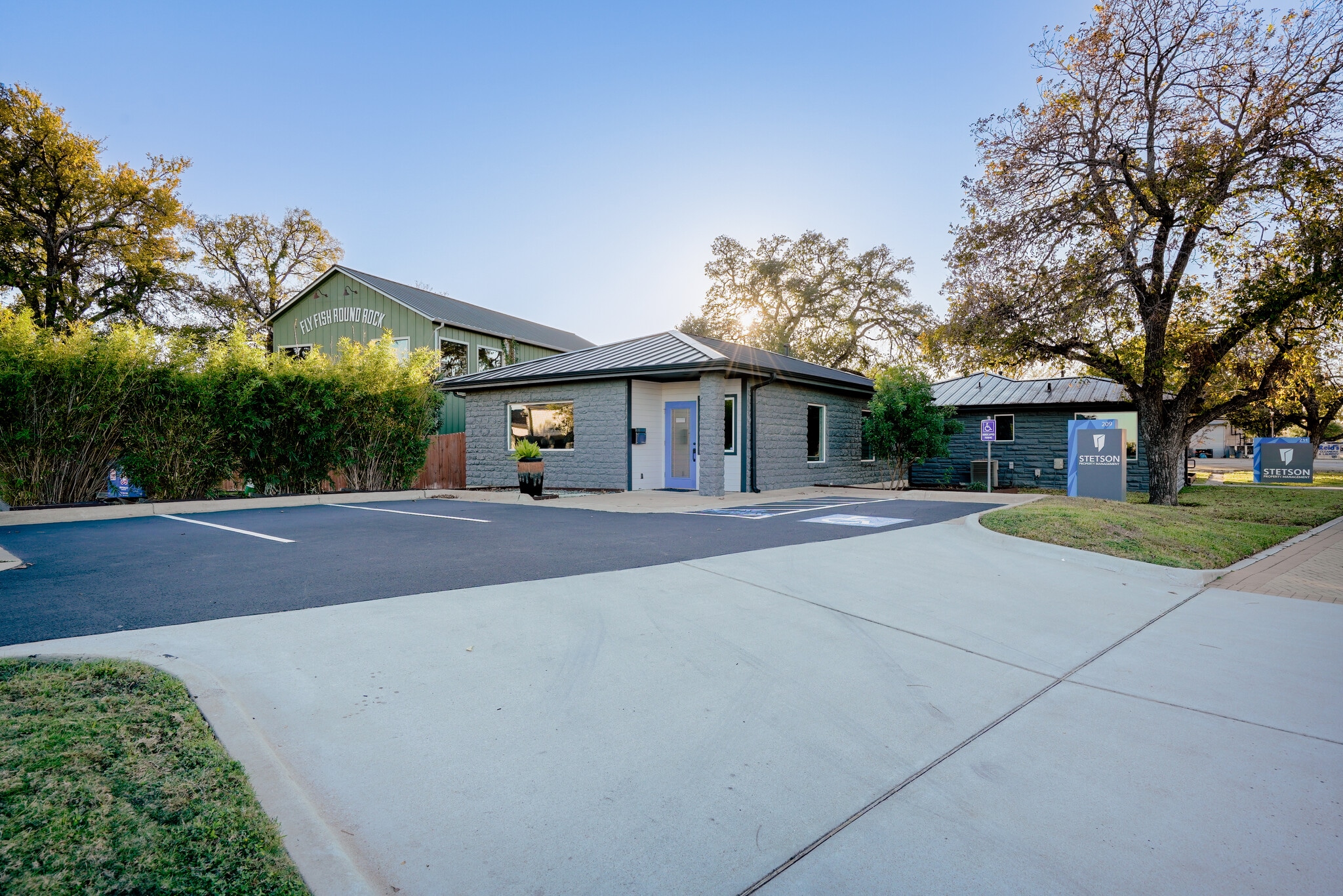 209 Round Rock Ave, Round Rock, TX for lease Building Photo- Image 1 of 9