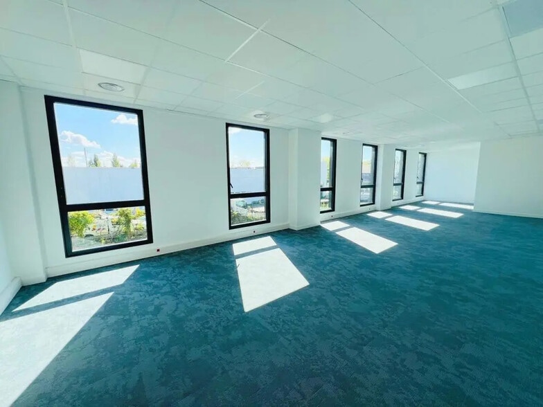 Office in Plaisir for lease - Building Photo - Image 2 of 16