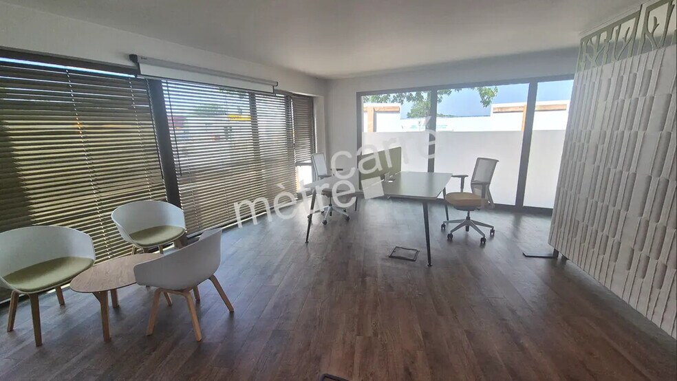 Flex in Couëron for lease - Interior Photo - Image 2 of 8