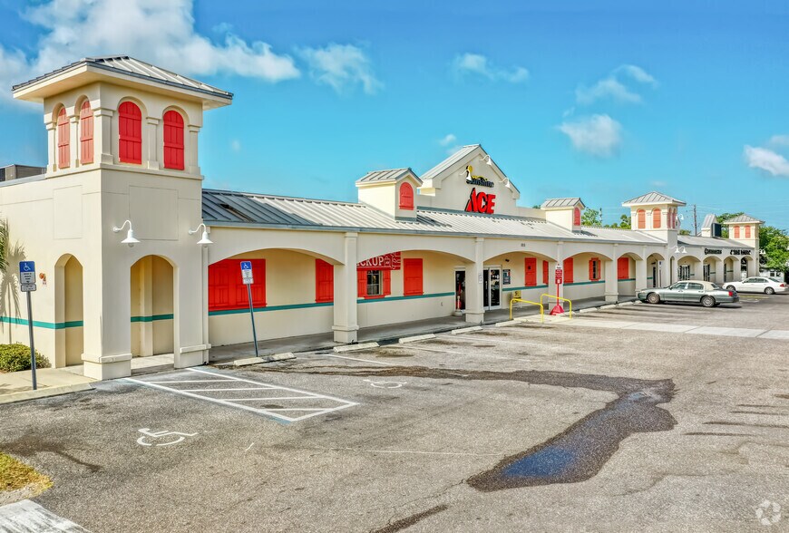 1015-1033 W Bay Dr, Largo, FL for sale - Primary Photo - Image 1 of 1