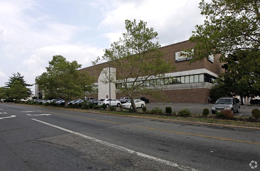 70 Enterprise Ave, Secaucus, NJ 07094 Century 21 Distribution Center