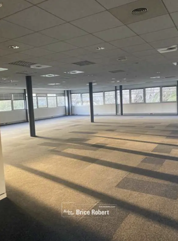 Office in Écully for lease Interior Photo- Image 1 of 7