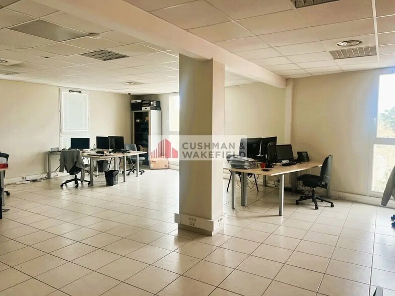 Office in Nîmes for lease - Interior Photo - Image 1 of 3