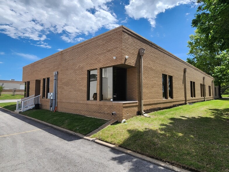3040 N Hemlock Cir, Broken Arrow, OK for lease - Building Photo - Image 1 of 7