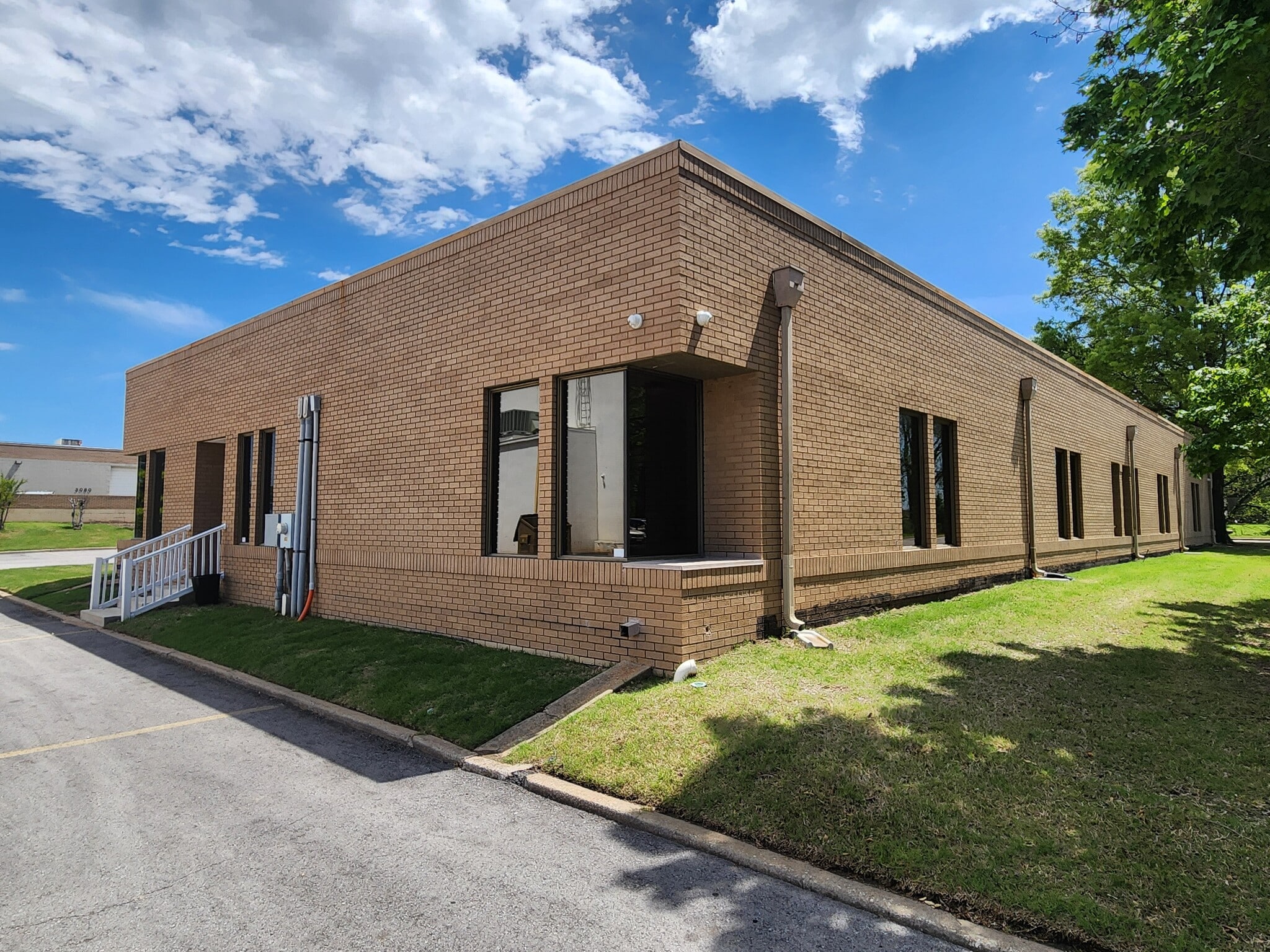 3040 N Hemlock Cir, Broken Arrow, OK for lease Building Photo- Image 1 of 8