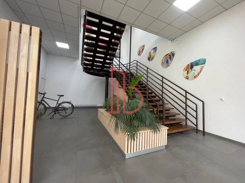 Office in Bordeaux for lease - Lobby - Image 2 of 8