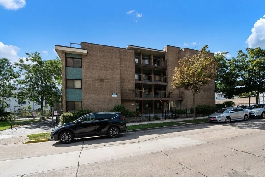 2125 W Kilbourn Ave, Milwaukee, WI for sale - Building Photo - Image 3 of 15