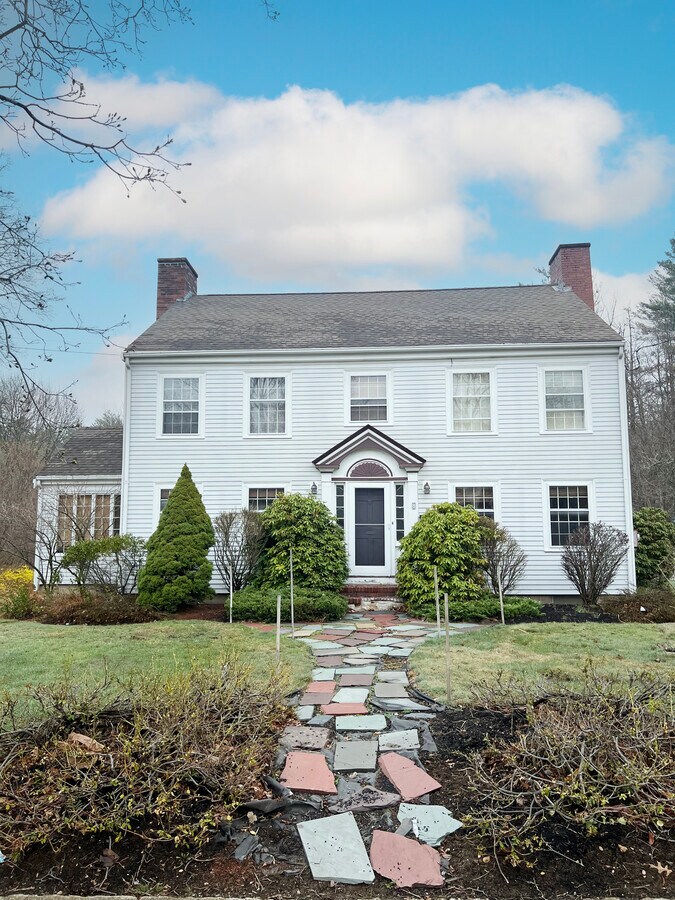 8 Whitehall Rd, Rochester, NH 03867