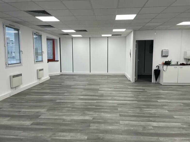 Office in Lyon for lease - Building Photo - Image 2 of 8