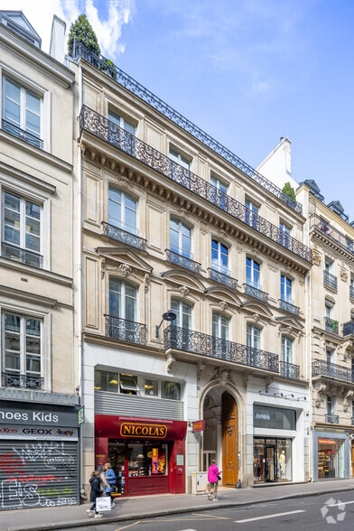 28 Rue De Mogador, Paris for lease - Building Photo - Image 2 of 18