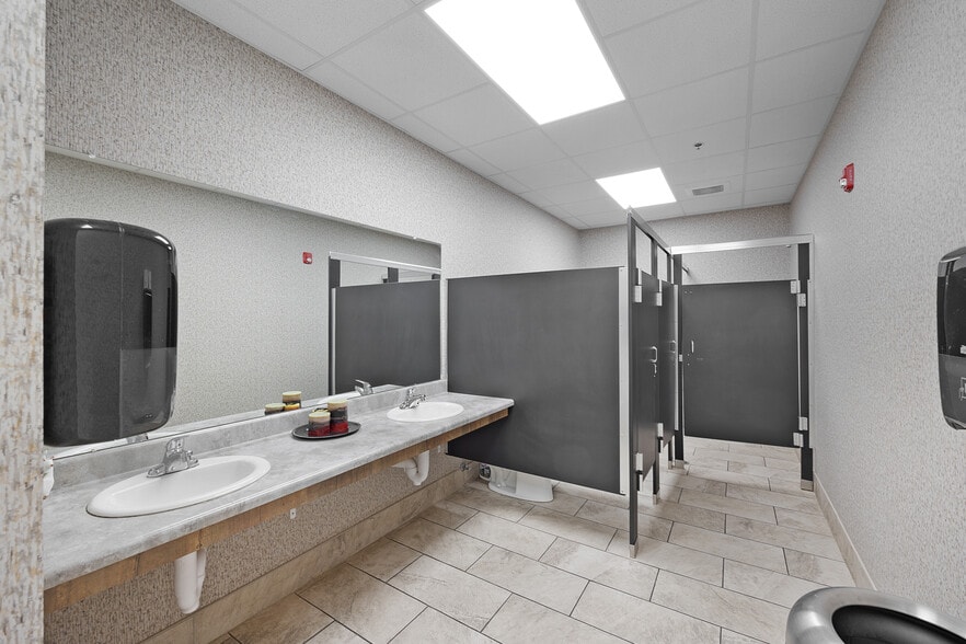 79 Sand Pebble Dr, Jackson, TN for lease - Interior Photo - Image 3 of 4