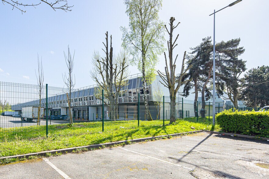 Industrial in Villejust for lease - Primary Photo - Image 1 of 2