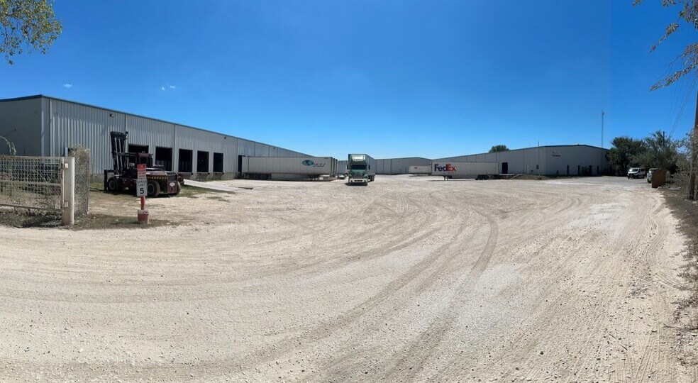 201 Farley Ln, Del Rio, TX for lease - Building Photo - Image 2 of 6