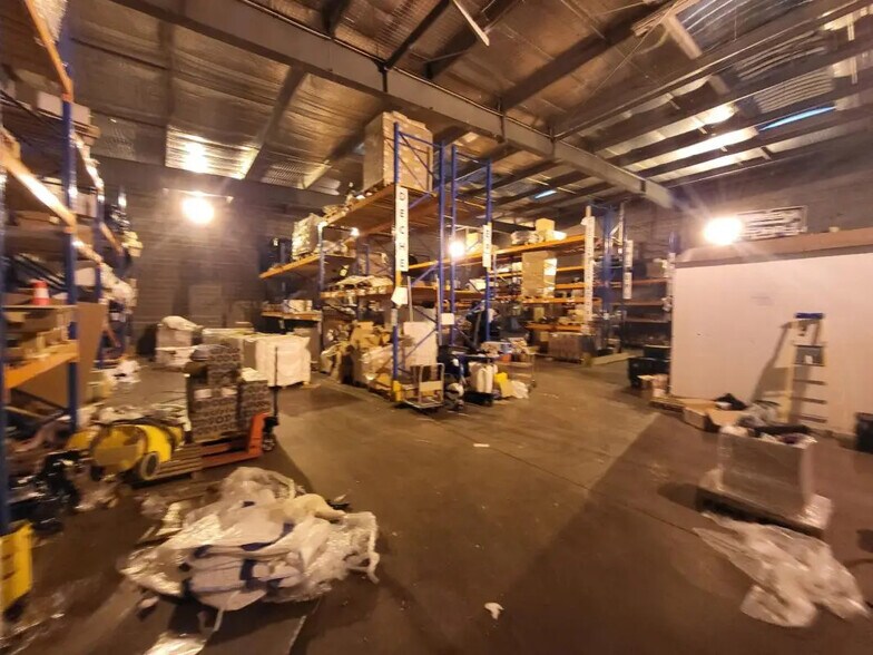 Flex in Vaulx-en-Velin for lease - Interior Photo - Image 3 of 6