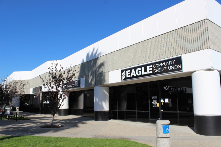 701 Kimberly Ave, Placentia, CA for lease - Building Photo - Image 3 of 9