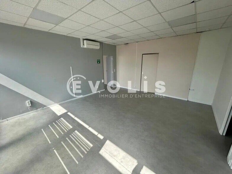 Retail in Ormoy for lease - Interior Photo - Image 3 of 9