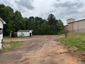 1300 N Hoskins Rd, Charlotte, NC for lease Building Photo- Image 1 of 3