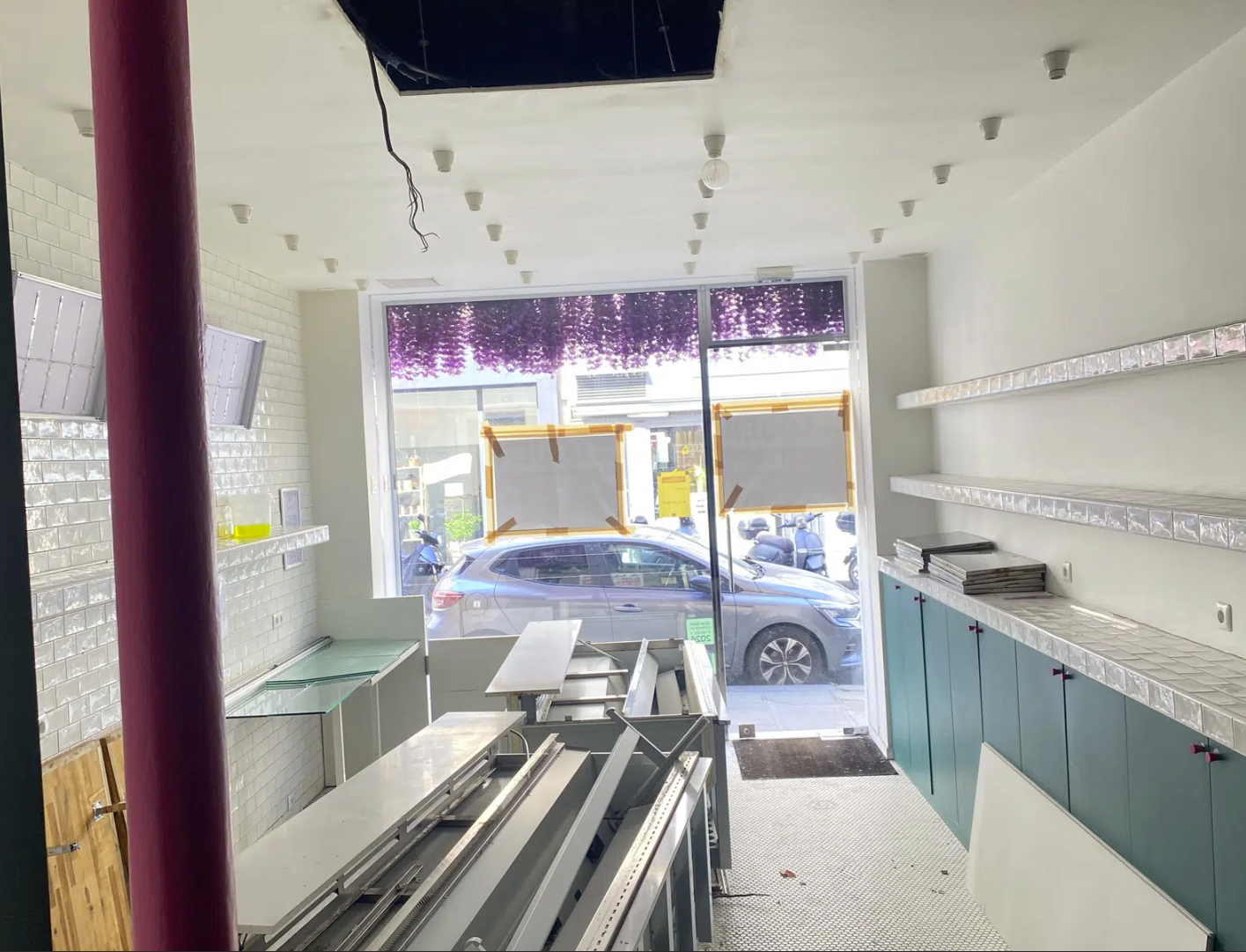 Retail in Paris for lease Interior Photo- Image 1 of 2