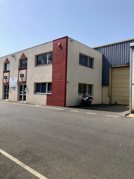 Flex in Bezons for lease - Building Photo - Image 2 of 3