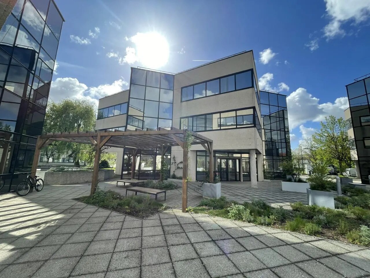 Flex in Nanterre for lease Building Photo- Image 1 of 11
